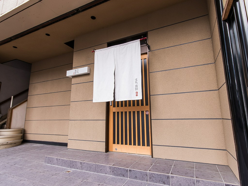 ビル一階に、さりげない様子で佇んでいる【弐乃雪屋】