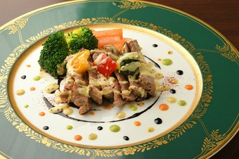 熟成牛サーロインのステーキ 旬野菜添え