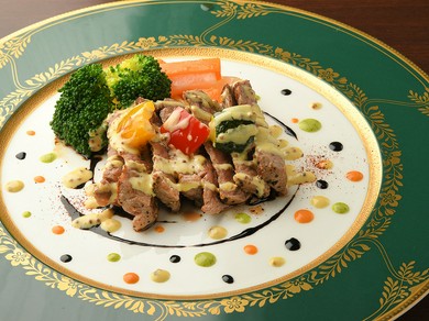 熟成牛サーロインのステーキ 旬野菜添え