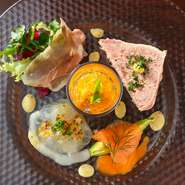 フランスや全国各地から、厳選仕入れする新鮮な食材を使用し、「旬」を楽しむ創作料理を提供しています。どんな料理も本田流エスプリを加えることで、【南青山2丁目フレンチバルHONDA】のオリジナル料理に。
