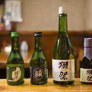 日本酒は通常のグラス売りのほか、300ccの飲み切りボトルも豊富。鰻を待つ間に一合、鰻とともに半合と少し。まさに鰻屋にぴったりのサイズです。
