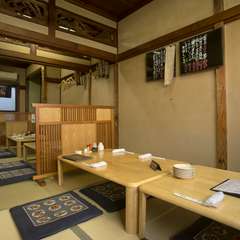 ゆったりと腰を落ち着けられる昔ながらの座敷席