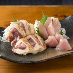 ほろほろ鳥の魅力を一皿で満喫できる、たたきとお刺身を盛り合わせた『合わせ盛り』