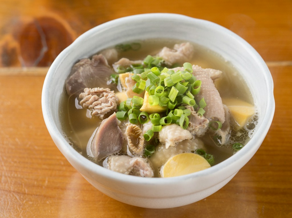 薄口醤油仕立てでさっぱりと味わえる『鶏もつ煮込み』は、酒肴としても最適