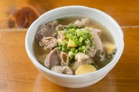 薄口醤油仕立てでさっぱりと味わえる『鶏もつ煮込み』は、酒肴としても最適