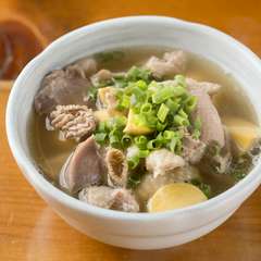 薄口醤油仕立てでさっぱりと味わえる『鶏もつ煮込み』は、酒肴としても最適