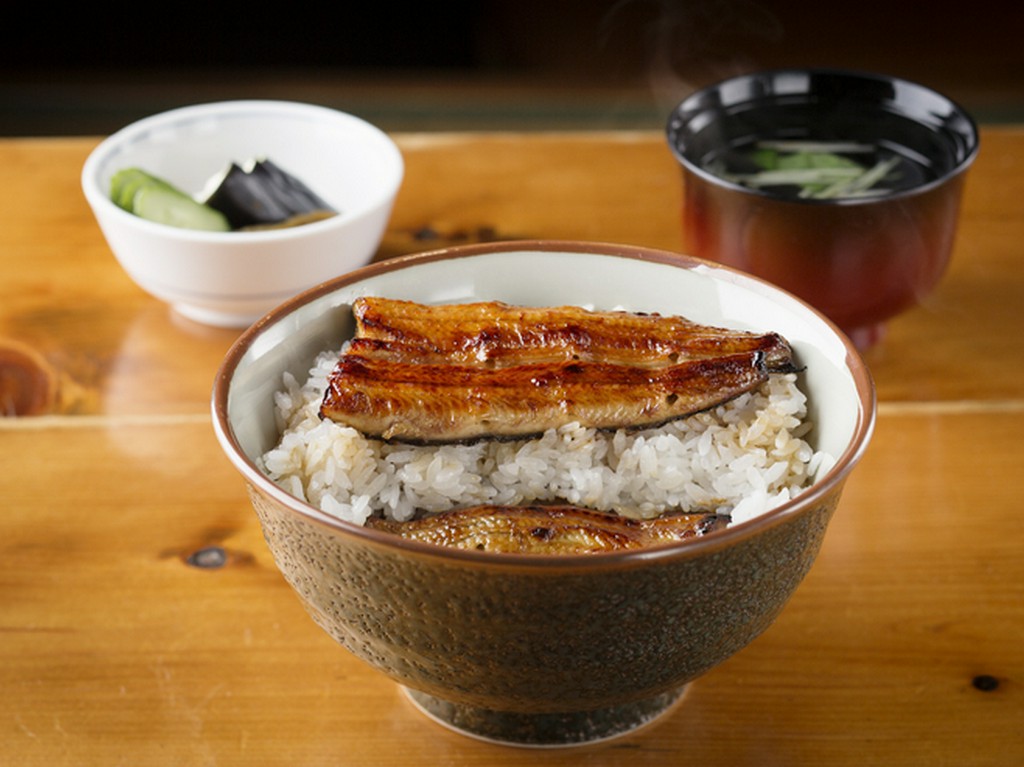 食べ進めると中からもう一枚蒲焼きがあらわれる贅沢な鰻丼『しのび丼（特）』