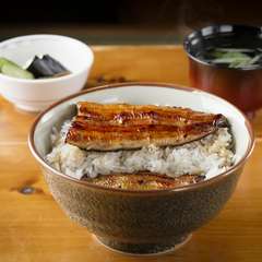 食べ進めると中からもう一枚蒲焼きがあらわれる贅沢な鰻丼『しのび丼（特）』