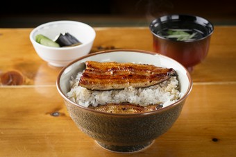 食べ進めると中からもう一枚蒲焼きがあらわれる贅沢な鰻丼『しのび丼（特）』