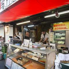 鰻をより身近に感じられるオープンで気軽な店構え