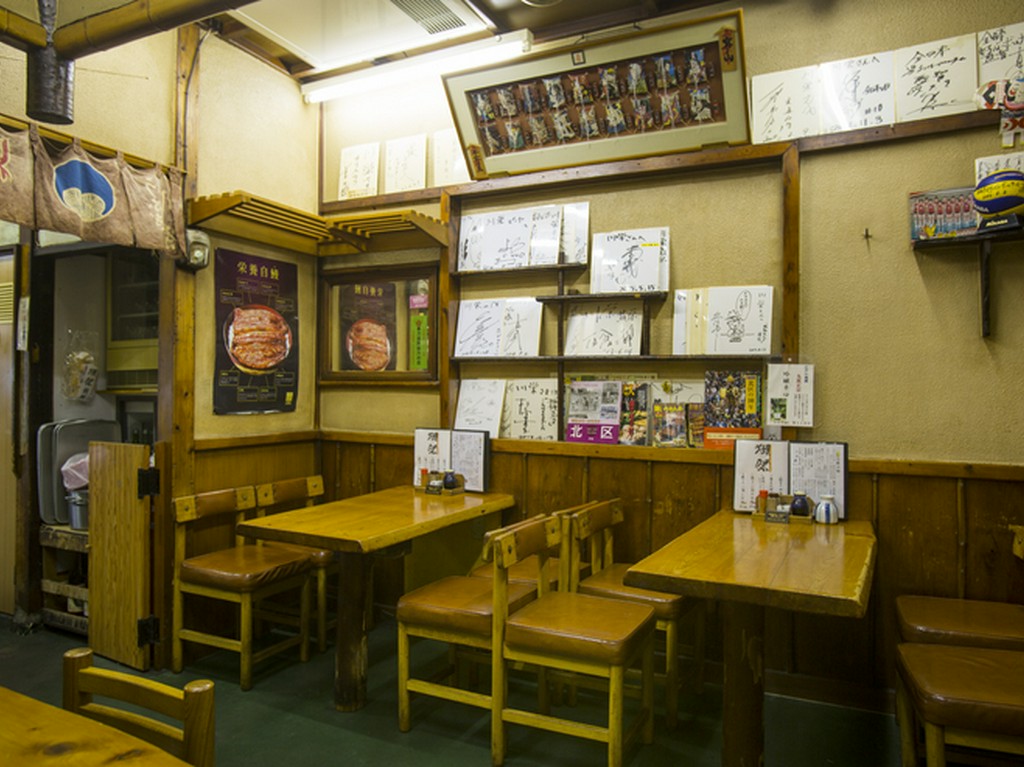 酒を片手に鰻を待つ時間もまた、鰻屋の楽しみのひとつ