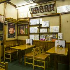 酒を片手に鰻を待つ時間もまた、鰻屋の楽しみのひとつ