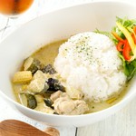 旬の野菜がゴロゴロ！
ココナッツの風味薫るグリーンカレーです。
スープ・プチデザート付き。ご飯大盛無料。
