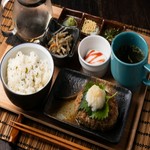 その日オススメの和御膳になります。詳細はスタッフにお尋ね下さい。

☆メニュー例
和風おろしハンバーグ・生姜焼き・豚しゃぶ・etc…

スープ・プチデザート付き。ご飯大盛無料。