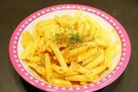 お子様が食べやすいショートパスタにミートソースを添えました。
ゼリー、ジュース付き。