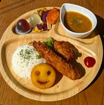 ナゲット・ポテト・エビフライ☆お子様も食べやすいベジタブルチップスのセット♪
ドリンク、ゼリー付き。
※盛り付けが変わることがございます、予めご了承くださいませ