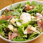 豚もも肉を塩漬、乾燥、熟成させた生ハムです。熟成期間8か月以上！