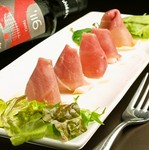 豚もも肉を塩漬、乾燥、熟成させた生ハムです。熟成期間8か月以上！