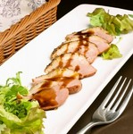 柔らかなフレーバーのリンゴチップでスモークし、黒胡椒でスパイシーに仕上げました。