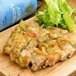 大山(だいせん)鶏のもも肉を香ばしく焼き上げました。しっとりジューシーな質感をお楽しみください。お酒のお供に最適です♪