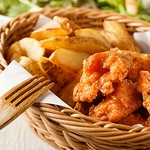 子供も大人も大好きな唐揚げとポテト。ケチャップとマヨネーズを添えて