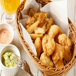 どんなドリンクにも合う、白身魚のフライとフライドポテトのセットです。スイートチリマヨソースと合わせてお召し上がりください。※写真はイメージです