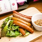ビールによく合う5種のソーセージを表面を薄く焼き、パリッと仕上げました。