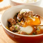 日山牛すじをふんだんに使用し煮込みました。
口の中でほろりととろけます。温泉卵と一緒にお召し上がりください
大盛：単品1200円
※大変恐縮ではございますが2025年5月7日より価格変更させていただきます。
