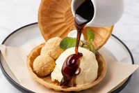 チョコ・ベリー・キャラメル3種のソースからお選び頂けます。
最中と一緒にどうぞ！