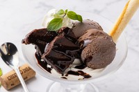 濃厚な手作りブラウニーを添えて。
チョコレートアイスにチョコソースをたっぷりと。
チョコ尽くしのパフェをご堪能下さい。