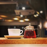 インド・アッサム地方産の濃い赤褐色の紅茶。花のような柔らかな香りと力強いコクを持ちミルクティーに適しています。