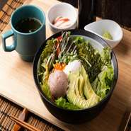 アボカドとマグロの相性の良さは言わずもがな。とろりと割った温泉卵が絶妙なアクセント。醤油を適量混ぜてお召し上がりください。
プチデザート・スープ付。＋200円でサラダやドリンクも付けることが出来ます。