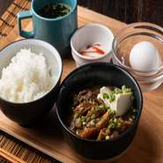 "日山"の様々な等級からとれる牛すじをトロトロになるまで煮込み、すき焼き風の割り下で味付けしました。温泉卵とご一緒にどうぞ。
プチデザート・スープ付。＋200円でサラダやドリンクも付けることが出来ます。