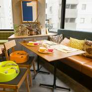 大人用の椅子に固定するタイプのブースターチェアが2台と、0~3歳のお子さまが使えるベビーソファが4台あるので、小さなお子さまと一緒でも安心です。
子ども用の小さいカトラリーとプラスティックの食器の用意もあります。