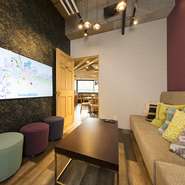 ソファー席の完全個室が1部屋、個室が1部屋ございます。モニターにDVDデッキをつなげ、アニメなども流すことができ、ママもゆっくり食事が楽しめます。
※個室料：1組 1,000円
