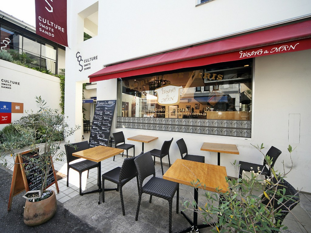 街を抜ける風を感じながら食事が楽しめる　開放的なテラス席