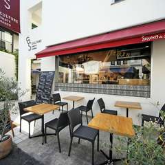 街を抜ける風を感じながら食事が楽しめる　開放的なテラス席