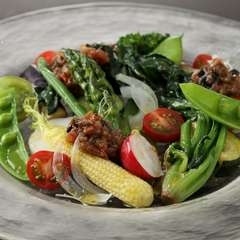 シェフが厳選する新鮮野菜『盛り沢山、数種類の野菜の一皿　エシャロット・オリーヴ・ビネガーのソースで』
