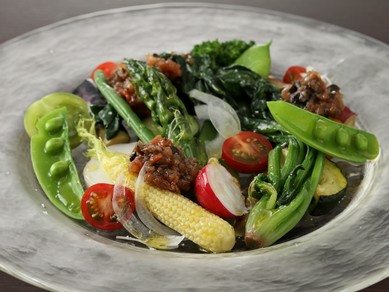 シェフが厳選する新鮮野菜『盛り沢山、数種類の野菜の一皿　エシャロット・オリーヴ・ビネガーのソースで』