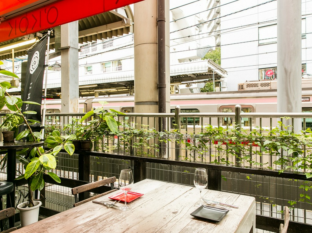 冬は暖房完備。自然光が弾ける開放的な席