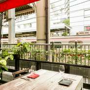 東急東横線「代官山駅」に面したテラス席は、まるでホームにいるような気分に浸れます。爽やかな風と、優しい陽光を楽しみながら過ごす格別な時間。BBQもできるので、仲間内で盛り上がってはいかがでしょう。