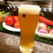 都内で飲める店は少ないという、『COEDO　白-Shiro-』は、白濁したクリーミーな味わいが特徴。加熱処理をしないピュアな生ビールです。ハッピーアワーは18時～19時半。そのフルーティーな風味を試してみてはいかが。
