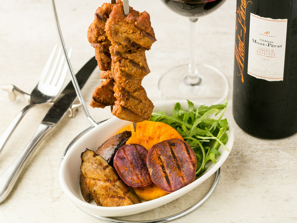 絶妙に配合されたスパイスで肉の旨みを際立たせた『仔羊のピンチョモルノ』