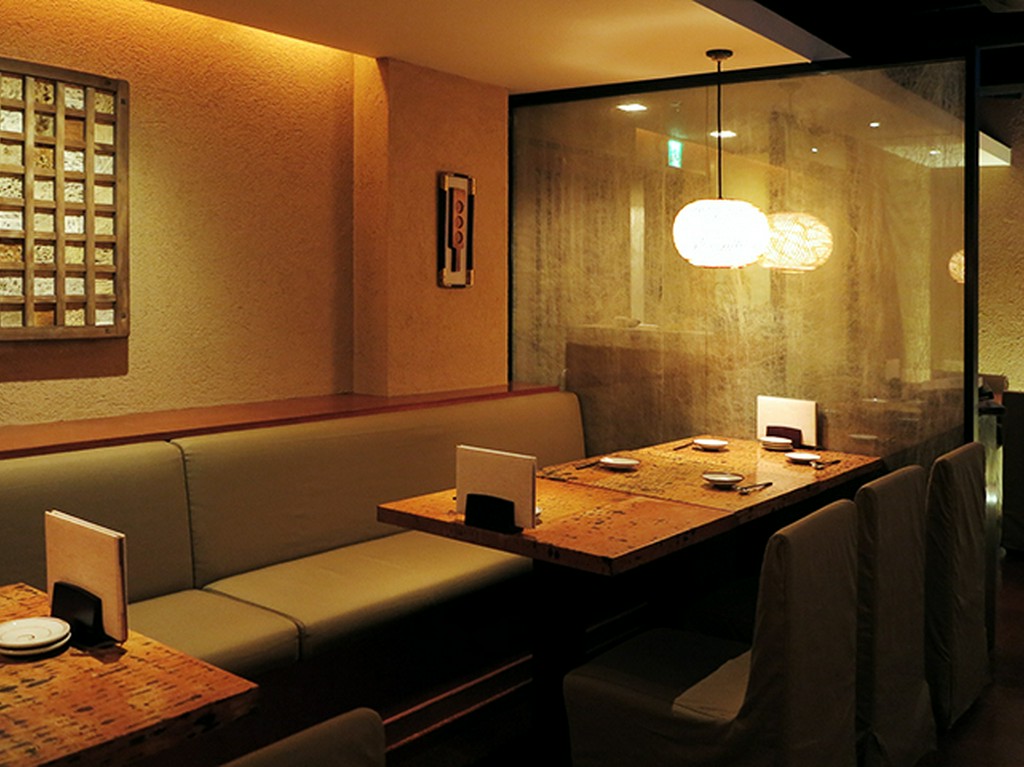 落ち着いた店内でお食事をお楽しみください