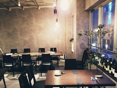 端から端まですべて見渡せる、開放的な店内レイアウト