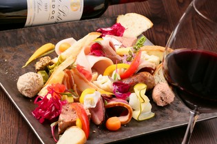 ビールやワインと相性抜群『肉前菜盛り合わせ』