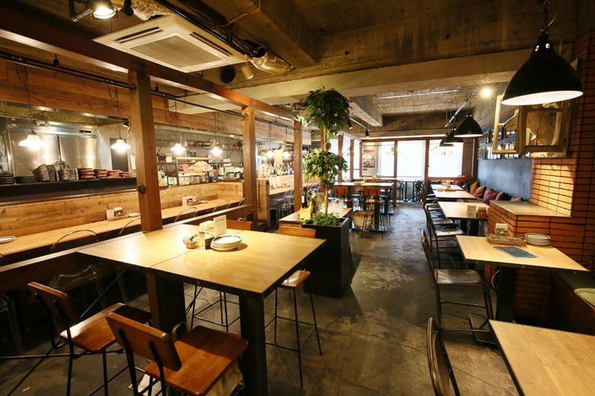 ニューヨークにあるバーのような、オールドアメリカンな店内