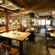 オールドアメリカンをイメージし、鉄と木をベースとした、落ち着きある空間。社内デザイナーの手により“空間”がデザインされており、仕切りがないホール型の店内は活気に溢れています。