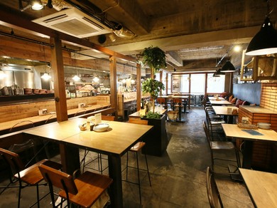 ニューヨークにあるバーのような、オールドアメリカンな店内