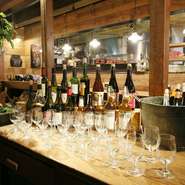 支配人厳選の自然なつくりのヴァンナチュールが豊富な品揃え。グラスで飲めるワインが多く用意されているので、気軽に楽しめるのが嬉しいところです。豪快な肉料理と相性抜群。